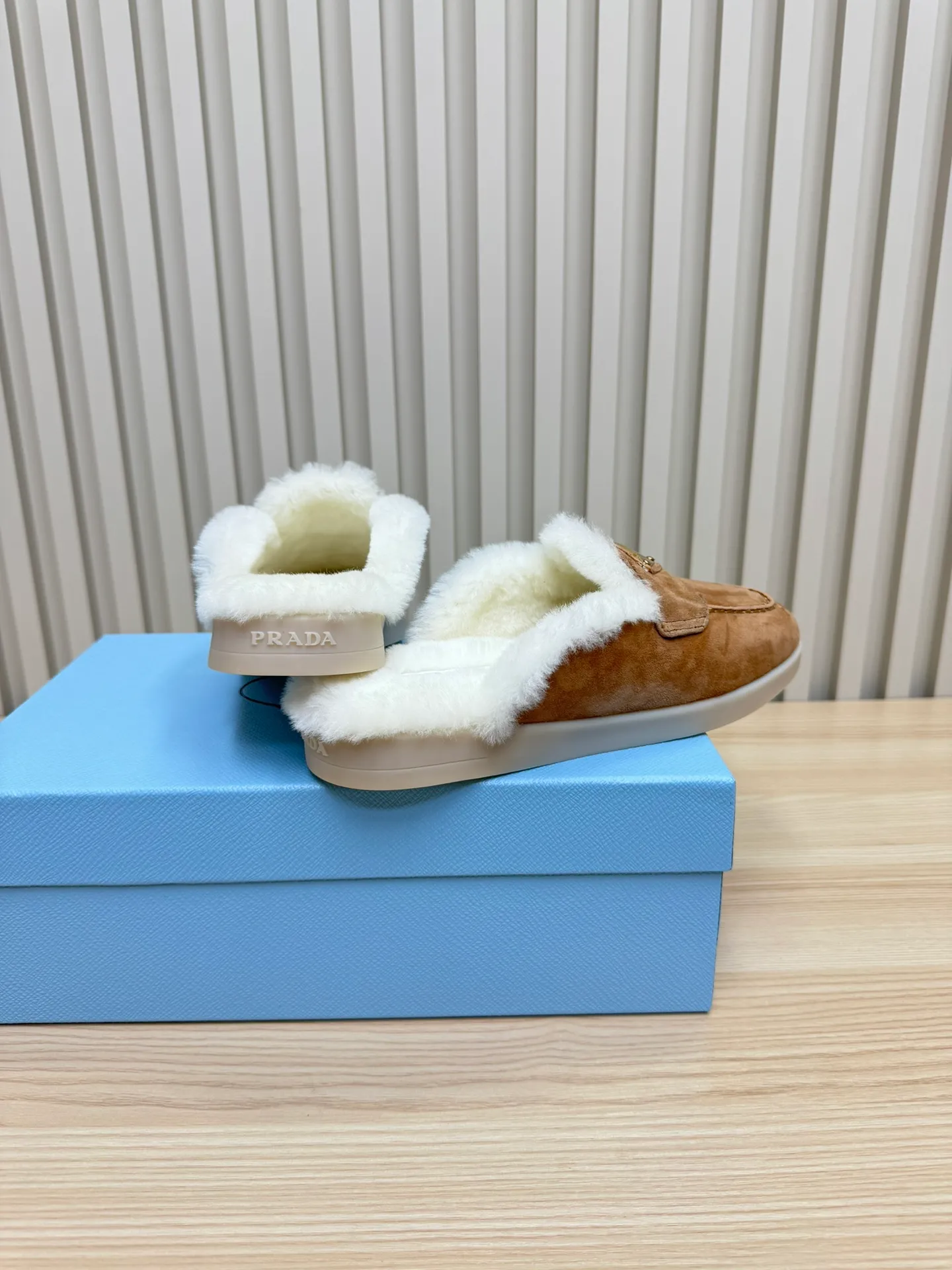 p560 🎉Prada toe-cap wool slippers, officially updated simultaneously, couple models are coming! 💑 Classic triangle buckle design, extremely fashionable. The all-wool lining and feet have excellent thermal insulation properties, allowing you to feel warm even in cold winter days. The comfortable TPU soles are extremely comfortable to wear, as if you are walking on the clouds. 😌 It is an excellent choice whether at home or out. Wear it with your significant other to show off your love and become the focus of street fashion. 💖This winter, let Prada toe-toe wool slippers accompany you, combining warmth and fashion. Come and get it now! 🛍️ Fabric: Imported frosted cowhide Lining: One-piece sheepskin imported from Australia Outsole: Original Tpu absorbent film outsole Female size: 35～41 (41 customized) Male size: 39～45 (45 customized)